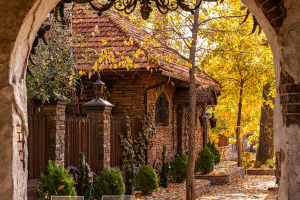 Каменный дом в осеннем парке. Парк Лога. Каменск-Шахтинский. Ростовская область. Россия