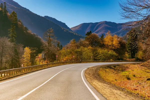 Sonbaharda dağ yolu. Arkhyz. Karachay-Çerkessia. Rusya