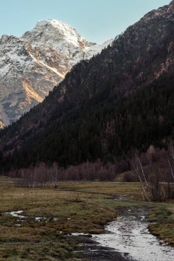 Sonbaharda dağlarda manzara. Arkhyz. Karachay-Çerkessia. Rusya.