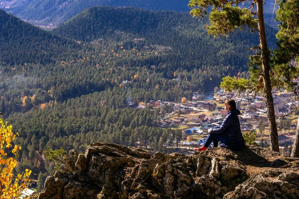 Uma Rapariga Beira Penhasco Fundo Das Montanhas Cidade Arkhyz Karachay — Fotografia de Stock