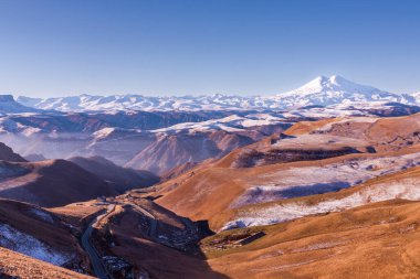 Sonbaharda Elbrus Dağı 'nın manzarası. Mars manzarası. Kislovodsk. Karachay-Çerkessia. Rusya.