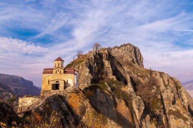 Sonbaharda dağın tepesinde bir tapınak. Karachay-Çerkesya, Rusya.