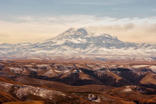 Kar sonbaharda Elbrus 'u kapladı. Bermamyt Platosu. Rusya.