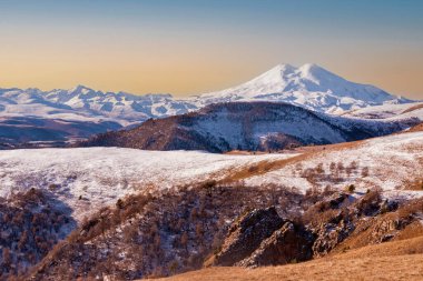 Sonbaharda Elbrus Dağı 'nın manzarası. Kislovodsk. Karachay-Çerkessia. Rusya.