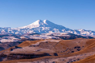 Sonbaharda Elbrus Dağı 'nın manzarası. Kislovodsk. Karachay-Çerkessia. Rusya.