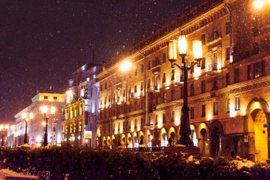 Akşamın sokakları Minsk. Independence Caddesi. Beyaz Rusya
