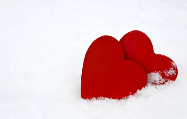 Dvě Červené Dekorativní Srdce Přírodním Bílém Sněhu Pozadí Valentýna Blahopřání — Stock fotografie