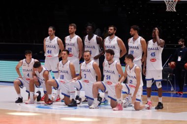 Saint-Petersburg, Rusya - 26 Kasım 2021: Basketbol, FIBA Basketbol Dünya Kupası 2023 elemeleri, Rusya - İtalya. Oyuncular Giordano Bortolani, Amedeo Tessitori, Nicola Akele, Mouhamet Rassoul Diouf