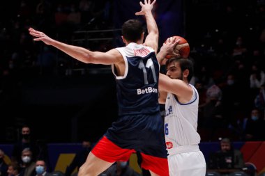 Saint-Petersburg, Rusya - 26 Kasım 2021: Basketbol, FIBA Basketbol Dünya Kupası 2023 elemeleri, Rusya - İtalya. Oyuncular: Amedeo Tessitori, Semen Antonov