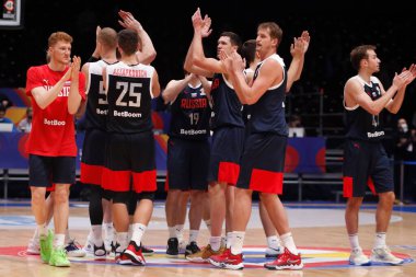 Saint-Petersburg, Rusya - 26 Kasım 2021: Basketbol, FIBA Basketbol Dünya Kupası 2023 elemeleri, Rusya - İtalya. Viacheslav Zaitsev, Vladimir Ivlev, Anton Astapkovich, Sergey Toropov