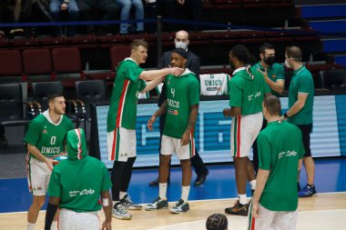 UNICS 'ten Andrey Vorontsevich (No. 33), Saint Petersburg' daki Sibur Arena 'da Zenit ile UNICS arasında oynanan VTB United League basketbol maçında görev yaparken görülüyor.