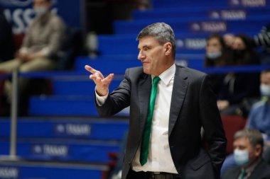 UNICS baş antrenörü Velimir Perasoviç, Zenit ile UNICS arasında Saint Petersburg 'daki Sibur Arena' da oynanan VTB United League basketbol maçında görev yaparken görüldü.
