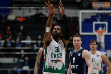 O.J. Zenit ve UNICS arasında Saint Petersburg 'daki Sibur Arena' da oynanan VTB Birleşik Ligi basketbol maçında UNICS 'in 32 numaralı oyuncusu Mayo (32 numara) görülüyor.