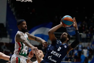 Zenit 'ten Jordan Loyd (2 numara) ve Saint Petersburg' daki Sibur Arena 'da oynanan VTB United League basketbol karşılaşmasında UNICS' ten Lorenzo Brown (4 numara) görev yaparken görülüyor.