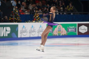 Saint Petersburg, Rusya - 25 Aralık 2021: Rus milli takımı 2022 Artistik Patinaj. Kadınlar - Serbest Paten. Anastasia Zinina.