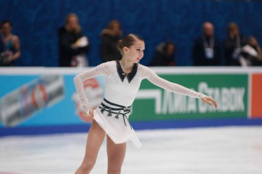 Saint Petersburg, Rusya - 25 Aralık 2021: Rus milli takımı 2022 Artistik Patinaj. Kadınlar - Serbest Paten. Kseniia Sinitsyna.