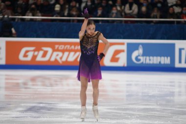 Saint Petersburg, Rusya - 25 Aralık 2021: Rus milli takımı 2022 Artistik Patinaj. Kadınlar - Serbest Paten. Sofya Samodelkina.