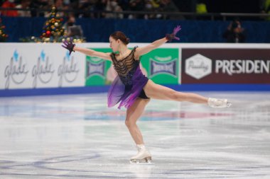 Saint Petersburg, Rusya - 25 Aralık 2021: Rus milli takımı 2022 Artistik Patinaj. Kadınlar - Serbest Paten. Sofya Samodelkina.