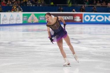 Saint Petersburg, Rusya - 25 Aralık 2021: Rus milli takımı 2022 Artistik Patinaj. Kadınlar - Serbest Paten. Sofya Samodelkina.