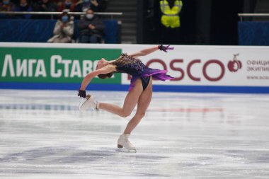 Saint Petersburg, Rusya - 25 Aralık 2021: Rus milli takımı 2022 Artistik Patinaj. Kadınlar - Serbest Paten. Sofya Samodelkina.