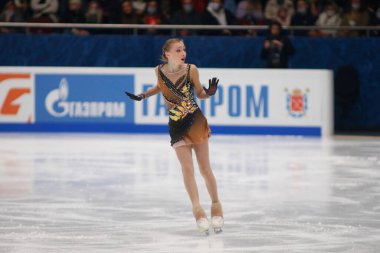 Saint Petersburg, Rusya - 25 Aralık 2021: Rus milli takımı 2022 Artistik Patinaj. Kadınlar - Serbest Paten. Sofia Muravieva.