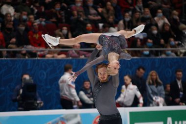 Saint Petersburg, Rusya - 25 Aralık 2021: Rus milli takımı 2022 Artistik Patinaj. Çiftler, Serbest Paten. Evgenia Tarasova, Vladimir Morozov