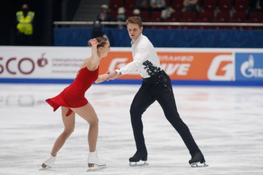 Saint Petersburg, Rusya - 25 Aralık 2021: Rus milli takımı 2022 Artistik Patinaj. Çiftler, Serbest Paten. Aleksandra Boikova, Dmitrii Kozlovskii