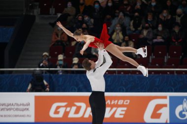 Saint Petersburg, Rusya - 25 Aralık 2021: Rus milli takımı 2022 Artistik Patinaj. Çiftler, Serbest Paten. Aleksandra Boikova, Dmitrii Kozlovskii