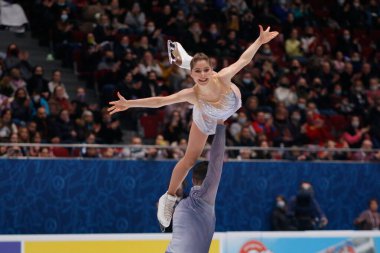 Saint Petersburg, Rusya - 25 Aralık 2021: Rus milli takımı 2022 Artistik Patinaj. Çiftler, Serbest Paten. Anastasia Mishina, Aleksandr Galliamov