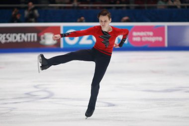 Saint Petersburg, Rusya - 24 Aralık 2021: Rus milli takımı 2022 Artistik Patinaj. Erkekler Serbest Patinaj. Gleb Lutfullin