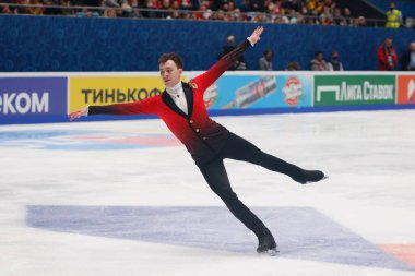 Saint Petersburg, Rusya - 24 Aralık 2021: Rus milli takımı 2022 Artistik Patinaj. Erkekler Serbest Patinaj. Dmitri Aliev