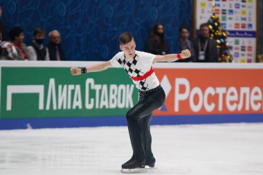 Saint Petersburg, Rusya - 24 Aralık 2021: Rus milli takımı 2022 Artistik Patinaj. Erkekler Serbest Patinaj. Artem Kovalev