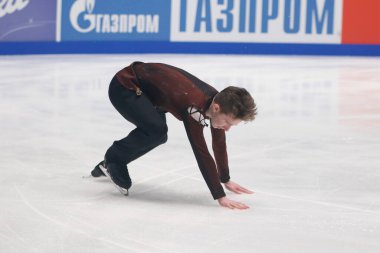 Saint Petersburg, Rusya - 24 Aralık 2021: Rus milli takımı 2022 Artistik Patinaj. Erkekler Serbest Patinaj. Andrei Mozalev