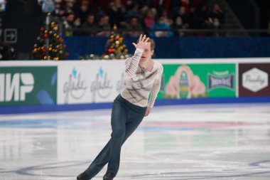 Saint Petersburg, Rusya - 24 Aralık 2021: Rus milli takımı 2022 Artistik Patinaj. Erkekler Serbest Patinaj. Alexander Samarin