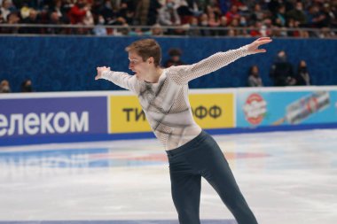 Saint Petersburg, Rusya - 24 Aralık 2021: Rus milli takımı 2022 Artistik Patinaj. Erkekler Serbest Patinaj. Alexander Samarin