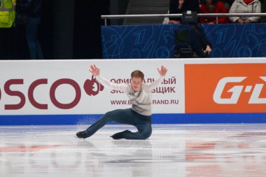 Saint Petersburg, Rusya - 24 Aralık 2021: Rus milli takımı 2022 Artistik Patinaj. Erkekler Serbest Patinaj. Alexander Samarin