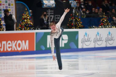 Saint Petersburg, Rusya - 24 Aralık 2021: Rus milli takımı 2022 Artistik Patinaj. Erkekler Serbest Patinaj. Alexander Samarin