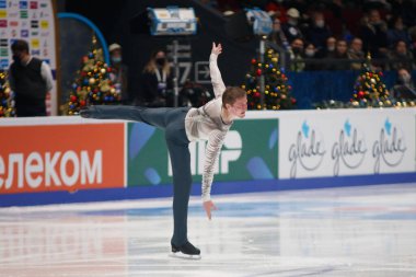Saint Petersburg, Rusya - 24 Aralık 2021: Rus milli takımı 2022 Artistik Patinaj. Erkekler Serbest Patinaj. Alexander Samarin