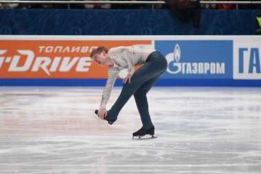 Saint Petersburg, Rusya - 24 Aralık 2021: Rus milli takımı 2022 Artistik Patinaj. Erkekler Serbest Patinaj. Alexander Samarin