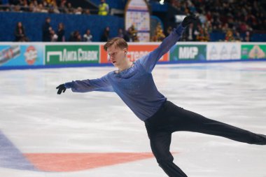 Saint Petersburg, Rusya - 24 Aralık 2021: Rus milli takımı 2022 Artistik Patinaj. Erkekler Serbest Patinaj. Alexey Erokhov