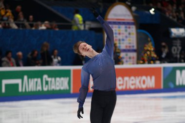 Saint Petersburg, Rusya - 24 Aralık 2021: Rus milli takımı 2022 Artistik Patinaj. Erkekler Serbest Patinaj. Alexey Erokhov