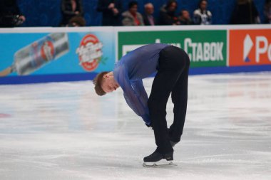 Saint Petersburg, Rusya - 24 Aralık 2021: Rus milli takımı 2022 Artistik Patinaj. Erkekler Serbest Patinaj. Alexey Erokhov