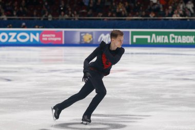 Saint Petersburg, Rusya - 24 Aralık 2021: Rus milli takımı 2022 Artistik Patinaj. Erkekler Serbest Patinaj. Evgeni Semenko