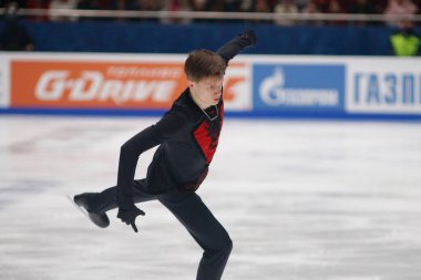 Saint Petersburg, Rusya - 24 Aralık 2021: Rus milli takımı 2022 Artistik Patinaj. Erkekler Serbest Patinaj. Evgeni Semenko