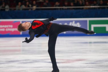 Saint Petersburg, Rusya - 24 Aralık 2021: Rus milli takımı 2022 Artistik Patinaj. Erkekler Serbest Patinaj. Evgeni Semenko
