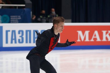 Saint Petersburg, Rusya - 24 Aralık 2021: Rus milli takımı 2022 Artistik Patinaj. Erkekler Serbest Patinaj. Evgeni Semenko