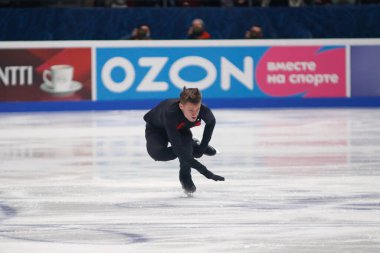 Saint Petersburg, Rusya - 24 Aralık 2021: Rus milli takımı 2022 Artistik Patinaj. Erkekler Serbest Patinaj. Evgeni Semenko