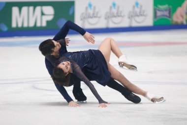 Saint Petersburg, Rusya - 24 Aralık 2021: Rus milli takımı 2022 Artistik Patinaj. Buz dansı. Elizaveta Khudaiberdieva, İgor Bazin