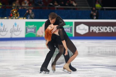 Saint Petersburg, Rusya - 24 Aralık 2021: Rus milli takımı 2022 Artistik Patinaj. Buz dansı. Zagorski 'den Jonathan Guerreiro' ya