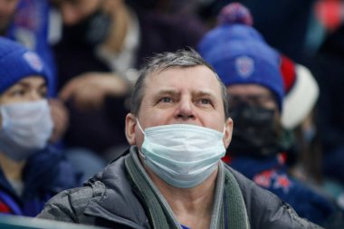 Koronavirüse karşı koruyucu maskeler takan seyirciler, SKA Saint Petersburg ile CSKA Moskova arasındaki Kontinental Hokey Ligi 'nin 2021-22 KHL sezonunda Buz Spor Sarayı' nda görüldü.